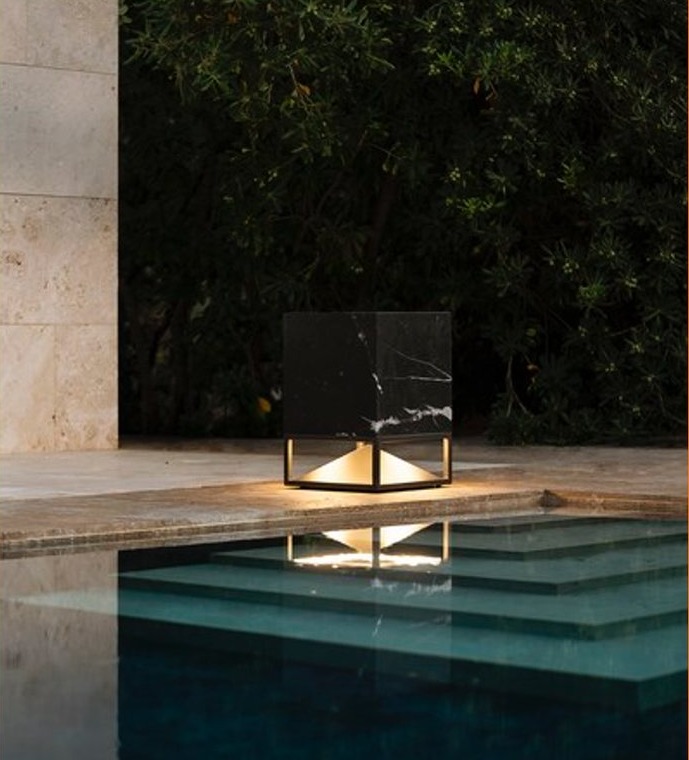 Diffusore cubo in marmo nero, corpo illuminante, a bordo piscina