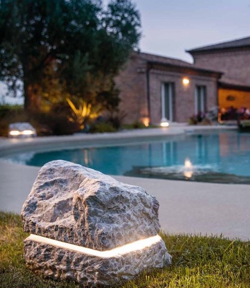 Diffusore a forma di roccia con luce integrata per giardino e piscina