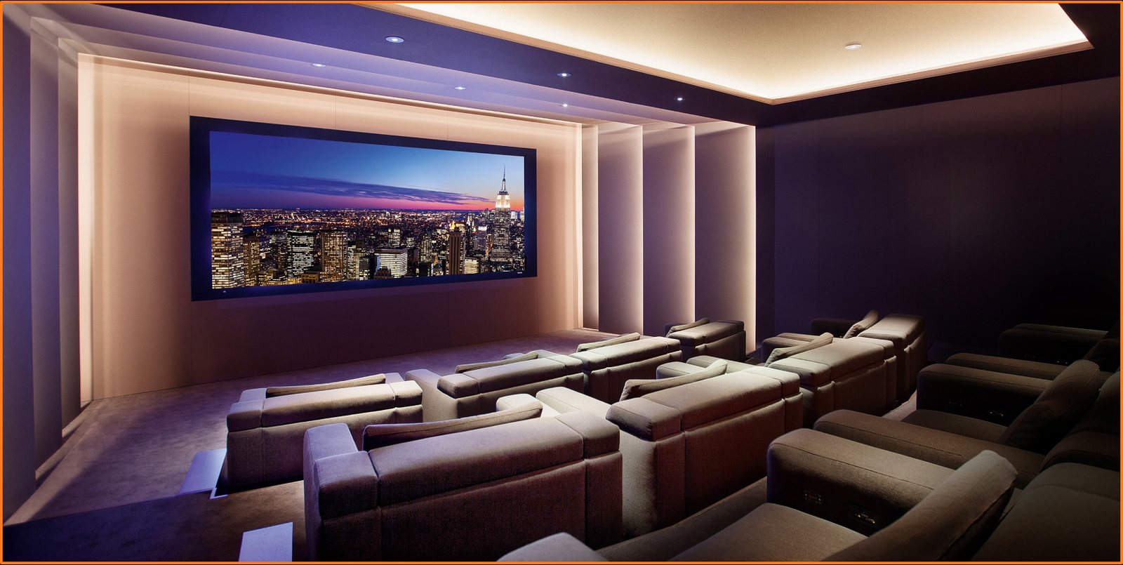 Sala cinema privata con schermo panoramico a scomparsa e vista sullo skyline di New York