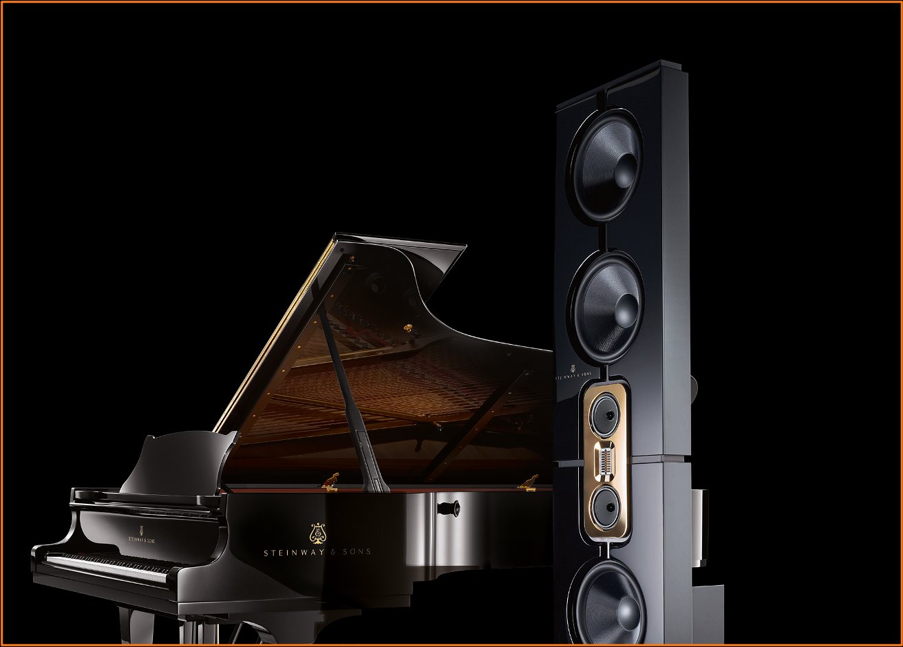 Diffusore accanto a un pianoforte a coda Steinway & Sons