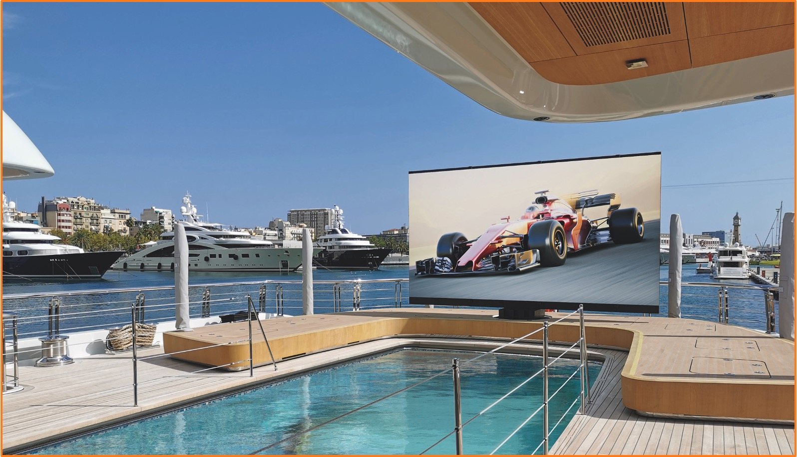 Schermo multimediale sul ponte di uno yacht in porto