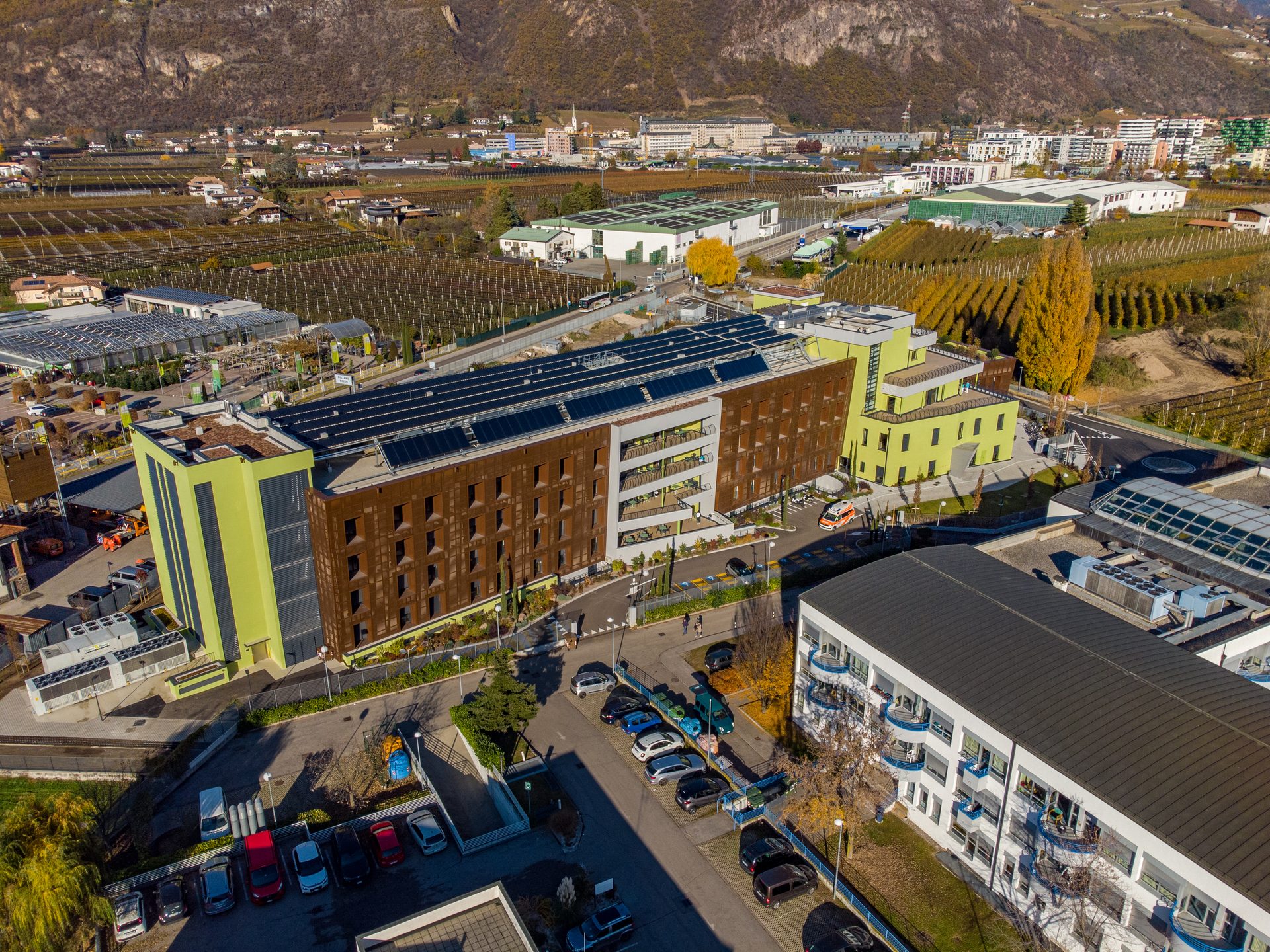 Veduta aerea della Melitta Klinik a Bolzano, tra vigneti e montagne