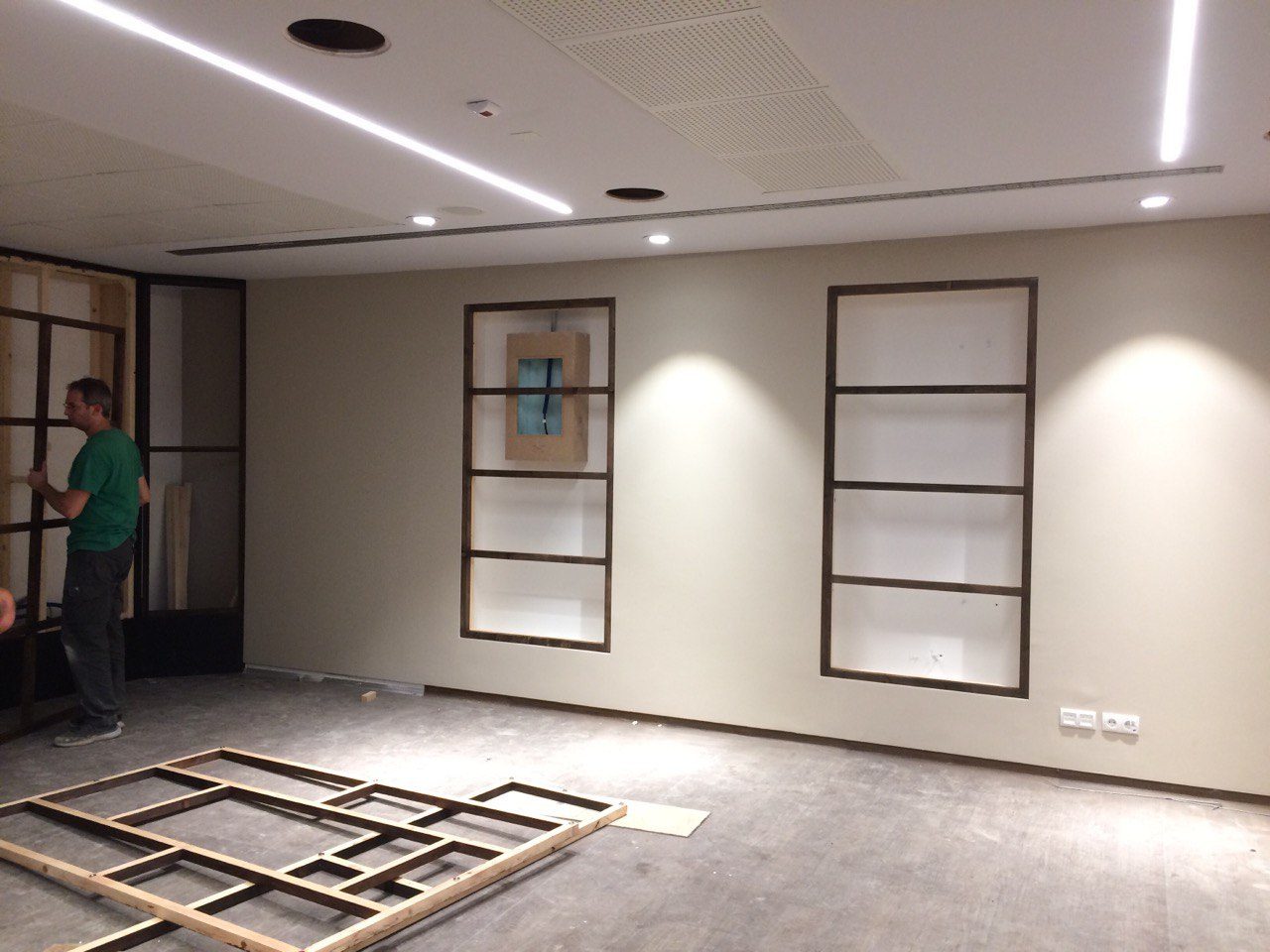 Fase di allestimento della sala con struttura a telaio per il rivestimento acustico a parete