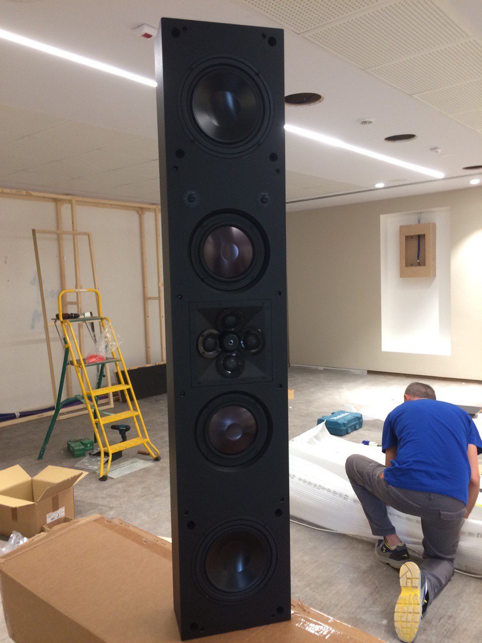 Diffusore acustico a colonna multivia in fase di installazione nella sala