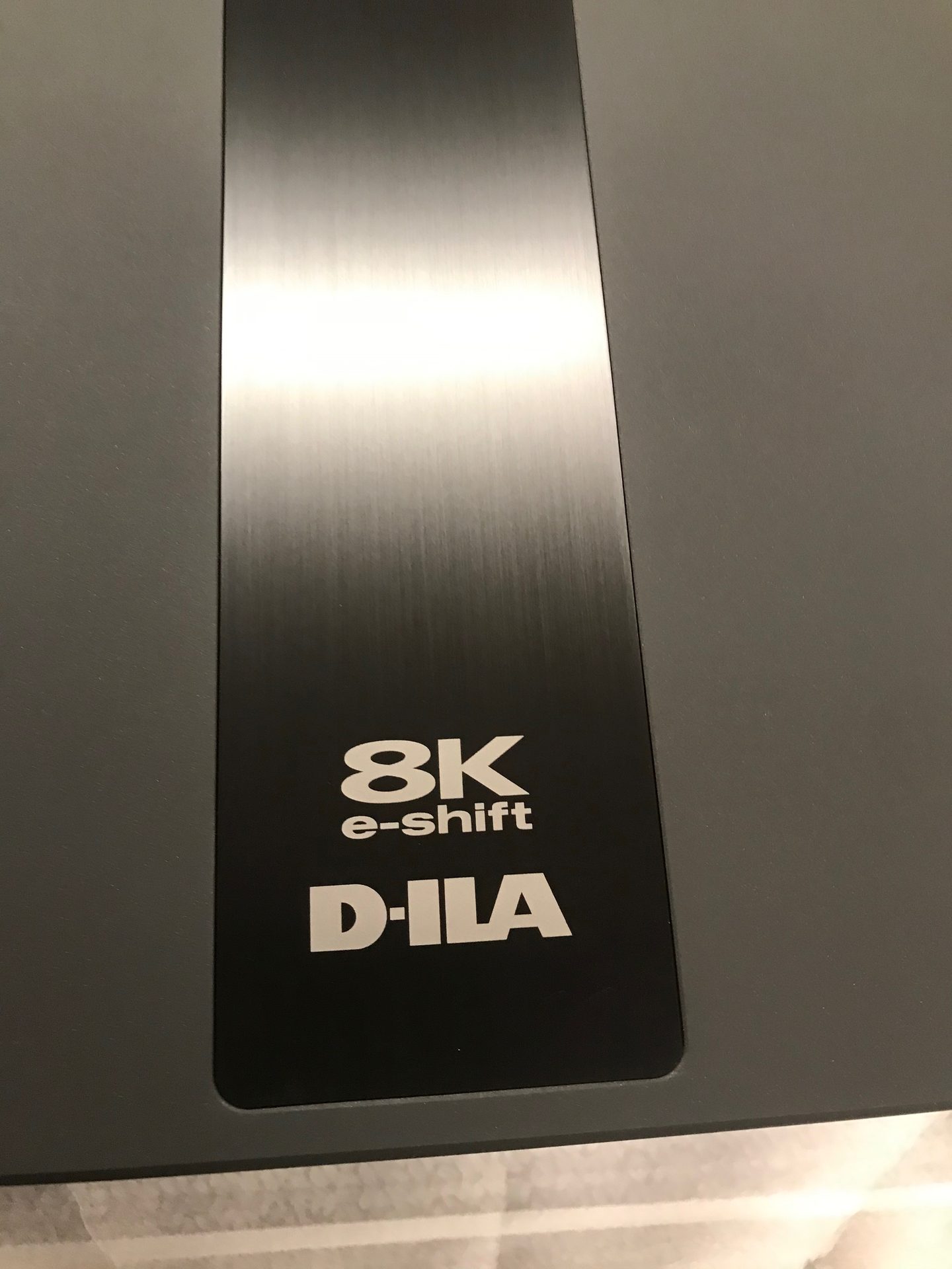 Dettaglio del proiettore 8K e-shift D-ILA installato nell'impianto