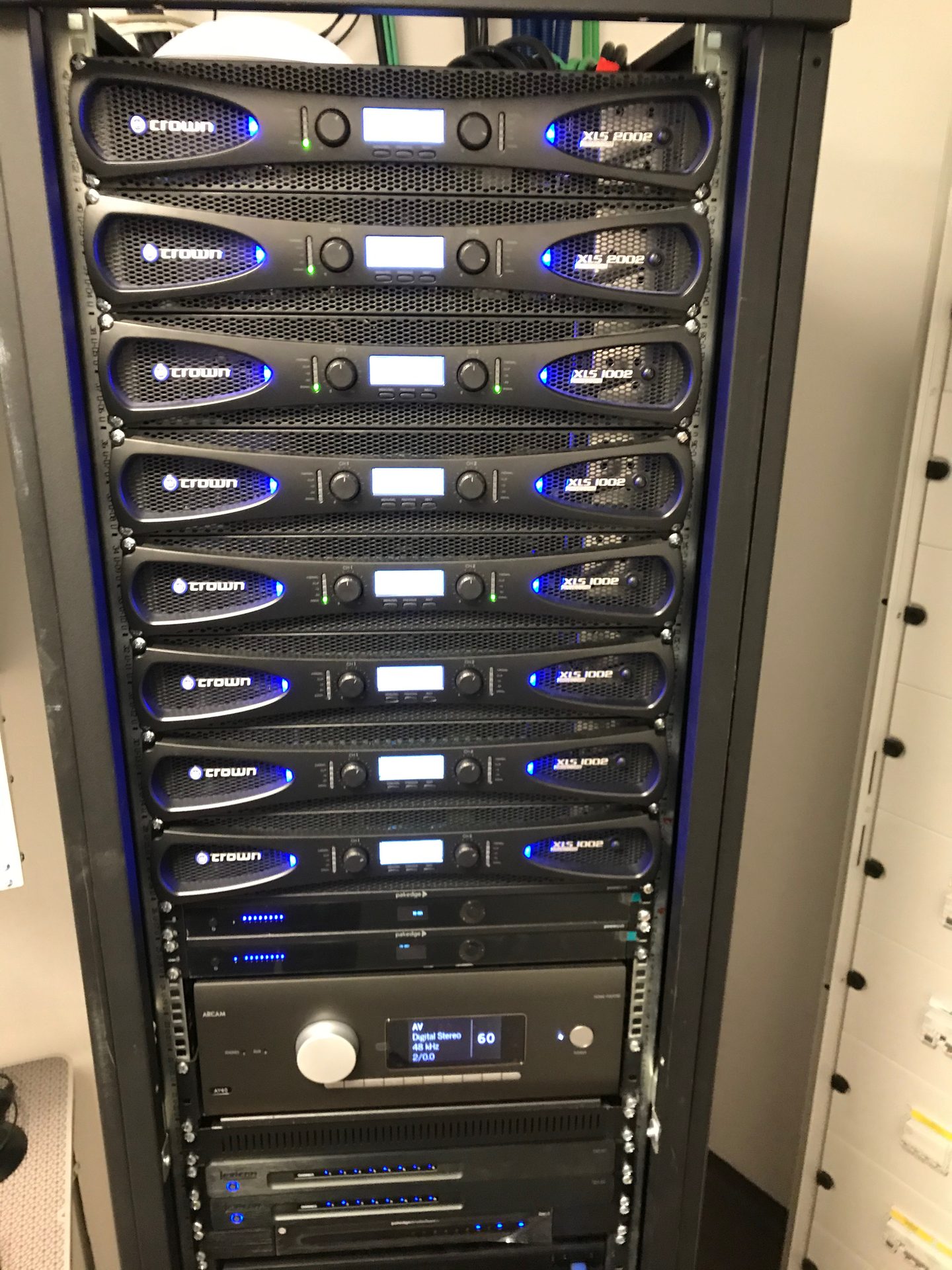 Rack tecnico con amplificatori di potenza e processore audio del sistema