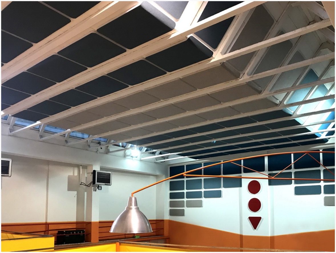 Trattamento acustico a parete in una palestra scolastica