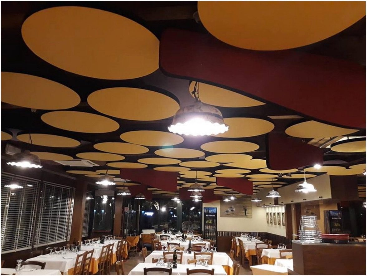 Nuvole acustiche sospese a soffitto in una sala ristorante