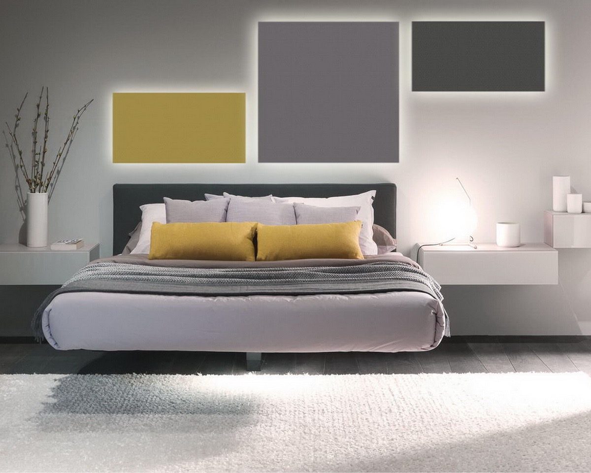 Pannelli acustici con corpo illuminante integrato sopra una camera da letto