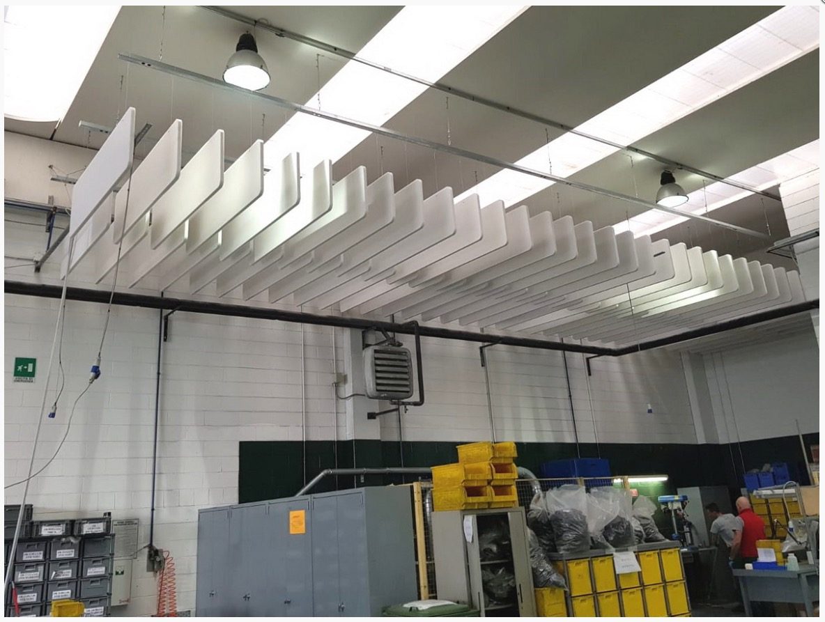 Moduli acustici verticali a soffitto in uno stabilimento industriale