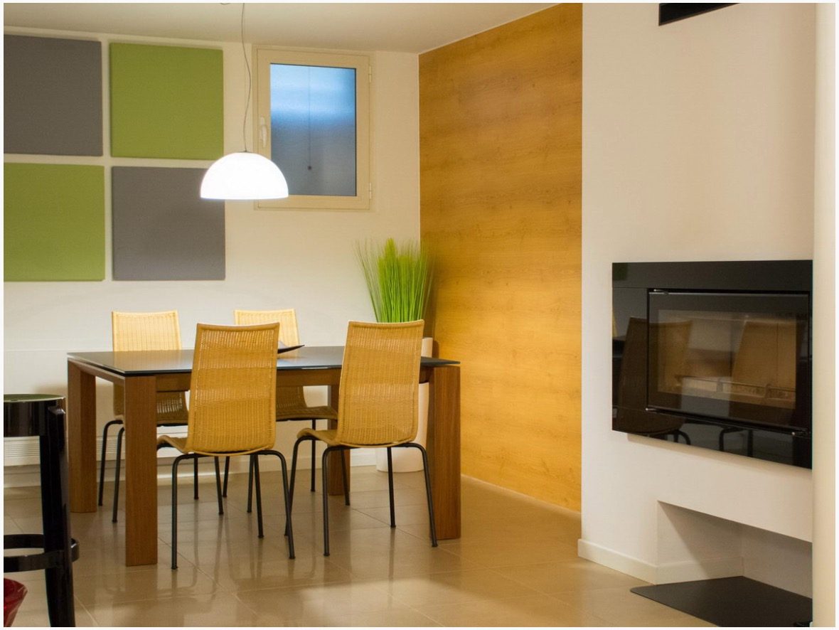 Scultura acustica scolpita a soffitto in un'area lounge