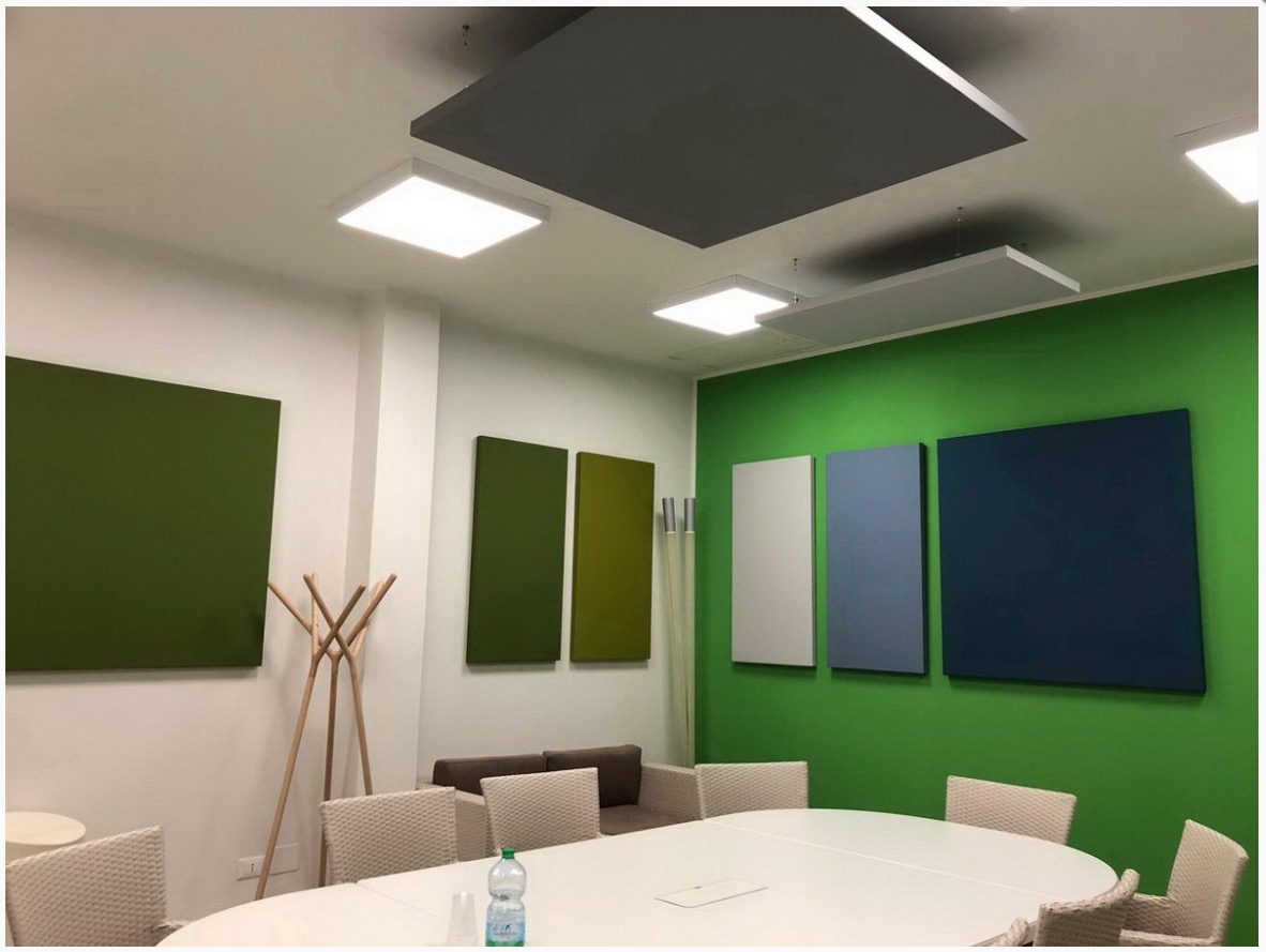 Pannelli fonoassorbenti colorati a parete in una sala riunioni